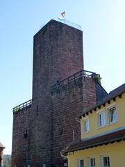 Bergfried der Burg Liebenzell mit angrenzender Schildmauer