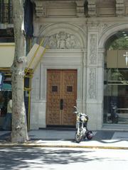 Portico of the building at Avenida de Mayo 1229 in 1925