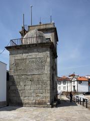 Farol de São Miguel-o-Anjo lighthouse with Telegrafenturm in the background at Douro-Mündung