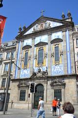 Group of people posing in front of a mural in Porto, Portugal