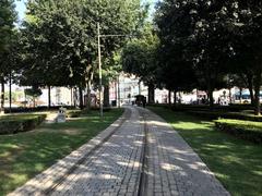 Praca Parada Leitao square in Porto with people and historic buildings