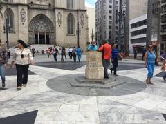 Interação Social com Monumento Marco Zero de São Paulo na Praça da Sé