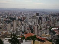 Bairros Cruzeiro e Serra vistos de um mirante entre as ruas Alcides Pereira Lima e rua Ministro Vilas Boas