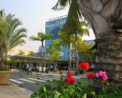 Entrance of Parque Dom Pedro Shopping with water features and people walking