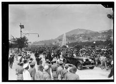 Getúlio Vargas em carro aberto durante o desfile de inauguração da Praça Paris