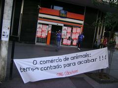 banner protesting animal trade at a striking bank in Praça Sete de Setembro, Belo Horizonte, Brazil