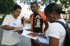 Equipe multidisciplinar realizando pesquisa sobre conforto térmico em praça de Salvador