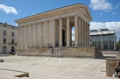 Maison Carrée in Nîmes with Carré d’Art in the background