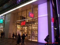 H&M Shinsaibashi store exterior