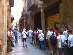 queue and singer at Picasso Museum in Barcelona