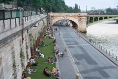 Scenic view of Parc Rives de Seine and Pont Notre-Dame in Paris