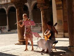 Musicians under the arcades at Piazza dei Signori