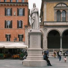 Marble statue of Dante in Verona's Piazza dei Signori