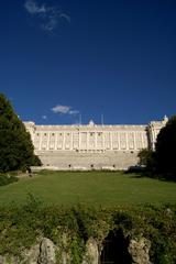 Scenic view of Campo del Moro garden with lush greenery and the Royal Palace in the background