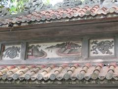 Từ Hiếu Temple entrance with a pond and lush greenery