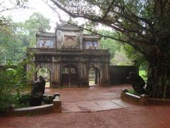 Từ Hiếu Temple entrance gate