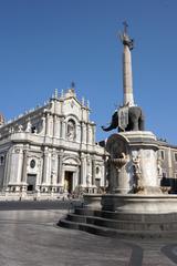 Cattedrale di Sant'Agata e Fontana dell'Elefante in Piazza Duomo a Catania