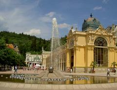 Gusseiserne Kolonnade mit singender Fontäne in Marienbad, 1889