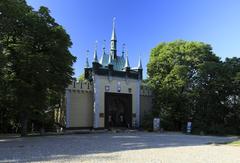 Spiegellabyrinth auf dem Laurenziberg with heraldic crests above the entrance