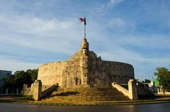 Monument to Mexico with major events and achievements engraved, Merida