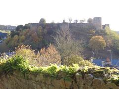 Vue du Château de Léhon depuis la rue Beaumanoir