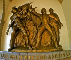 Monument in Mexico - 'Los Valientes no Asesinan'