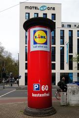 Lidl lohnt sich advertisement on a Litfaßsäule in Düsseldorf, April 2023