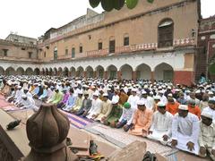 People offering Namaz at Fatehpuri Mosque during Idu'l Fitr