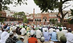 People offering Namaz at Fatehpuri Mosque on Eid