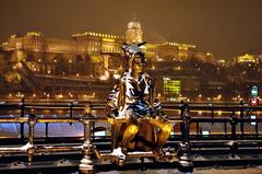 Kiskirálylány statue sitting on the railings of Dunakorzó in Budapest