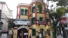 Building and statue in front of Netaji Bhawan