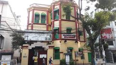 Building and statue in front of Netaji Bhawan