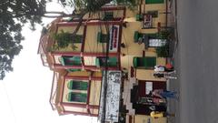 Building and statue in front of Netaji Bhawan in Kolkata