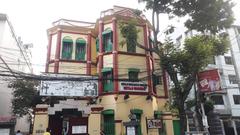 Building and statue infront of Netaji Bhawan