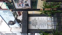 Building and statue in front of Netaji Bhawan, Kolkata