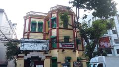 Building and statue in front of Netaji Bhawan, Kolkata