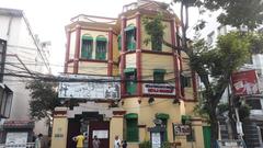 Building and statue in front of Netaji Bhawan