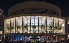 Apple Store overlooking Dubai Mall fountains