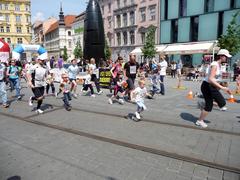 children running with parents in Brno race 2011