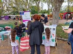 People visiting the 'Hablemos de ciencia abierta y cultura libre' stand