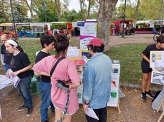 people visiting the 'Hablemos de ciencia abierta y cultura libre' stand