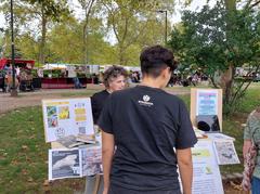 People exploring the ArgentiNat app at the Conociendo nuestra diversidad stand