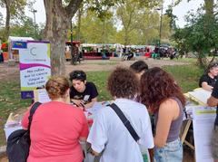 people visiting the 'Hablemos de ciencia abierta y cultura libre' stand