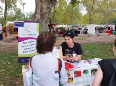 people visiting the stand 'Hablemos de ciencia abierta y cultura libre' at Parque Centenario