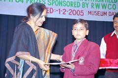 President of Railway Women’s Welfare Central Organization, Smt. Mithlesh Singh, giving prize at National Rail Museum during Museum Day, New Delhi, 2005