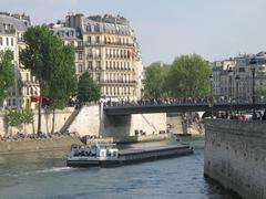 Peniche Baitulos sailing between île Saint-Louis and île de la Cité in Paris