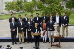 Ministro Álvaro Elizalde y Presidenta Michelle Bachelet con equipo campeón mundial de polo en La Moneda