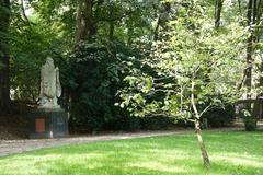 Garten mit Konfuzius-Statue in München