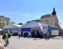 Food distribution tents at Jana Nowaka-Jeziorańskiego Square in Kraków, 2022