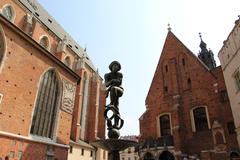 Beautiful fountain on Plac Mariacki with Kościół Mariacki and Kościół św. Barbary